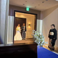 挙式の新婦入場の場面です。