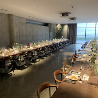 ゲスト同士が近く一体感の生まれるパーティー会場