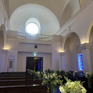 ドア上からスクリーンが出てきて入場前にムービーを流せます