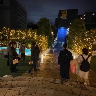 左はプール右はガーデン、大きな木がある