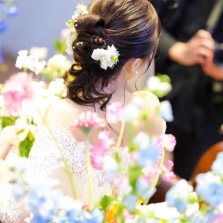 淡い色から濃い色までカラフルなお花を使用しました。