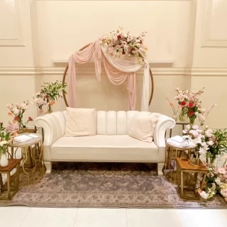 ピンクを基調としたガーランドやお花の高砂です！