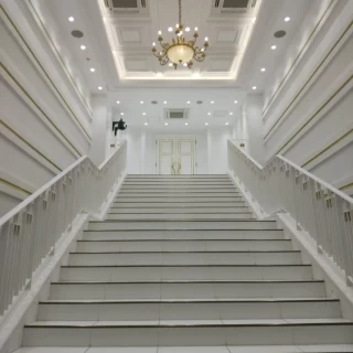 挙式会場の扉を開けたところにある階段