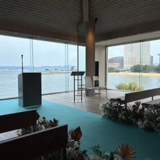 前面に海が見えます