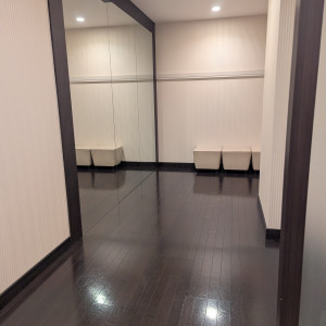 男性更衣室。こちらも広い。|737176さんのノートルダム広島/FIVESTAR WEDDINGの写真(2367965)