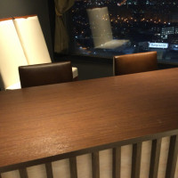 受付をする机