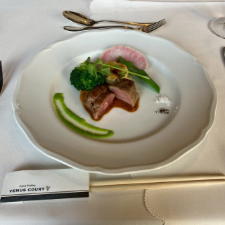 結婚式後の食事、肉料理です。