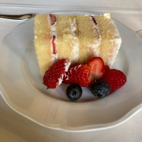 入刀したケーキを切り分けてもらいました