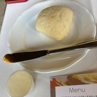 結婚式後の食事、柔らかいパンでした。