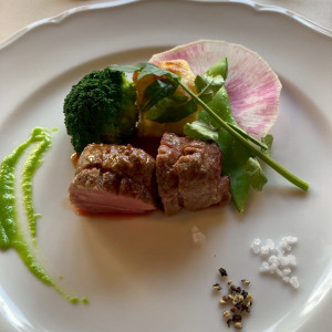 結婚式後の食事、肉料理です。|737527さんのスタイリッシュウェディング ヴィーナスコート長野の写真(2425521)