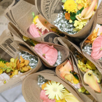 帰りに装花を持ち帰り用に包んでもらいました