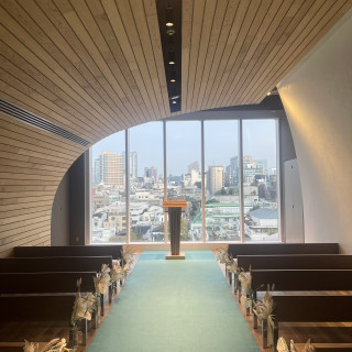 唯一無二の形。奥には都会の景色が広がる。