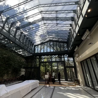 天井からは太陽の灯りがふりそそぐ。