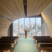 唯一無二の形。奥には都会の景色が広がる。