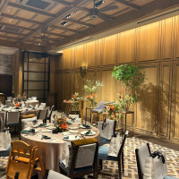 地下の披露宴会場。木も素敵です。