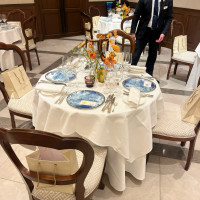 テーブルは小さめ。お皿が可愛い。
