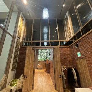 披露宴会場の入り口。天井が高く開放感ぁある。|737872さんのCentral Terrace TOKYO（セントラル テラス トーキョー）の写真(2458990)