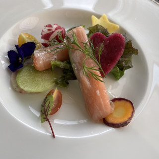 前菜、サーモンとアボカドを大根で包んだもの