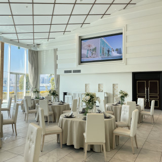 大型モニターがあるので窓側にスクリーンを下す必要がありません