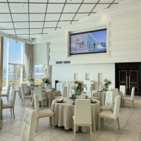 大型モニターがあるので窓側にスクリーンを下す必要がありません