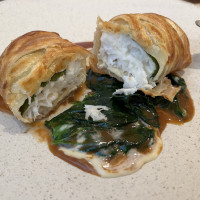 白身魚のパイ包み。切るとこのような感じ。色が綺麗で美味しい。
