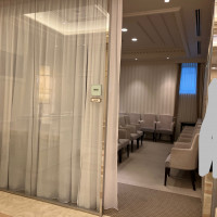 控室。新郎親族と新婦親族で部屋が分かれている。