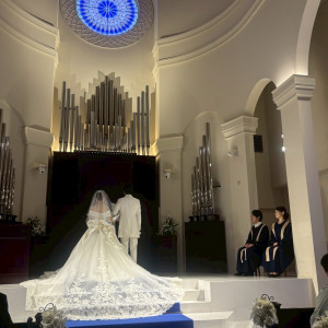 バージンロードが青く、白いウェディングドレスがよく映えます|737962さんのアニヴェルセル 立川の写真(2577742)