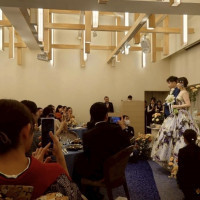 木の照明と海のような絨毯で、ナチュラルな空間に