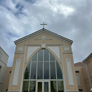 挙式後の大階段でのフラワーシャワーがとても良かったです。