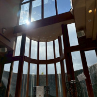 木の壁で落ち着きと和やかな雰囲気の挙式会場でした。