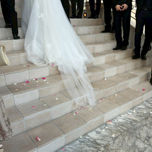 大階段でのフラワーシャワーがとても素敵でした!|738176さんのララシャンス 太陽の丘の写真(2564354)