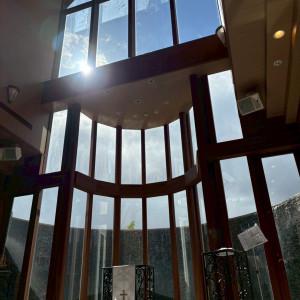 木の壁で落ち着きと和やかな雰囲気の挙式会場でした。|738176さんのララシャンス 太陽の丘の写真(2563959)