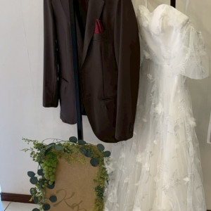 前撮りに使用した衣装を待合に飾りました。|738176さんのララシャンス 太陽の丘の写真(2564580)