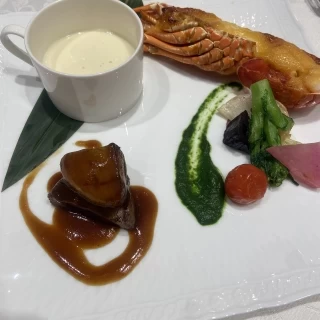 ハーフコース
メインのお魚料理(海老)が絶品でした。