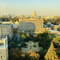 ホテル外観と庭園