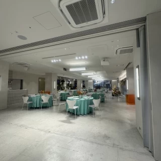 モダンな印象の会場で自由な披露宴が叶いそうです