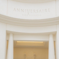 白を基調としたチャペルの外観