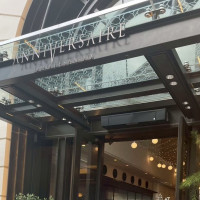 会場1階の入口。ここを入るとカフェがあります。