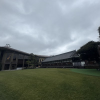 写真を撮ったり歓談したりする庭園