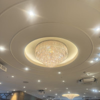 大きなステンドグラスが上品な空間を演出しています