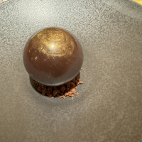 ただの綺麗な球体のチョコレートではありません