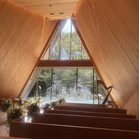 チャペル正面のガラスに滝が流れる演出