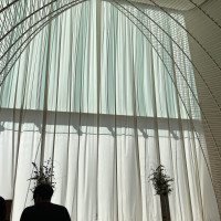 最初はカーテンが閉まっています