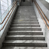 ロビー近くの石階段。フォトスポットになっています。