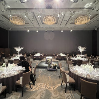 広く天井も高いため、窓は無くても開放感があります