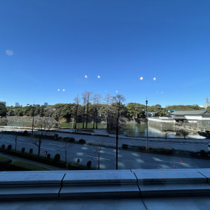 披露宴会場の窓からは皇居の緑が綺麗に見えます|738250さんのパレスホテル東京(PALACE HOTEL TOKYO)の写真(2583828)