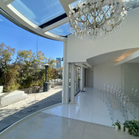 白を基調とした空間。シャンデリアもあり豪華。