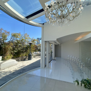 白を基調とした空間。シャンデリアもあり豪華。|738295さんのルシェルブラン表参道の写真(2561316)