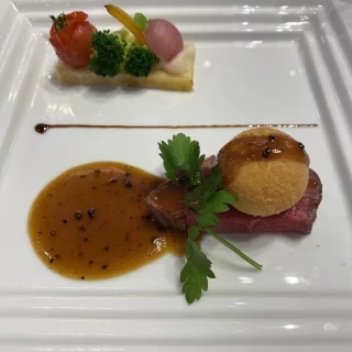 メイン料理です。
お肉は柔らかく、非常に美味しかったです。