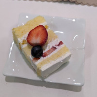 ウェディングケーキを切り分け参列者に提供したケーキです。